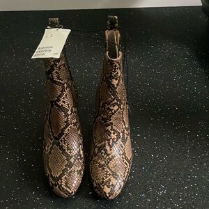 Snake print boots mid boots sz 6